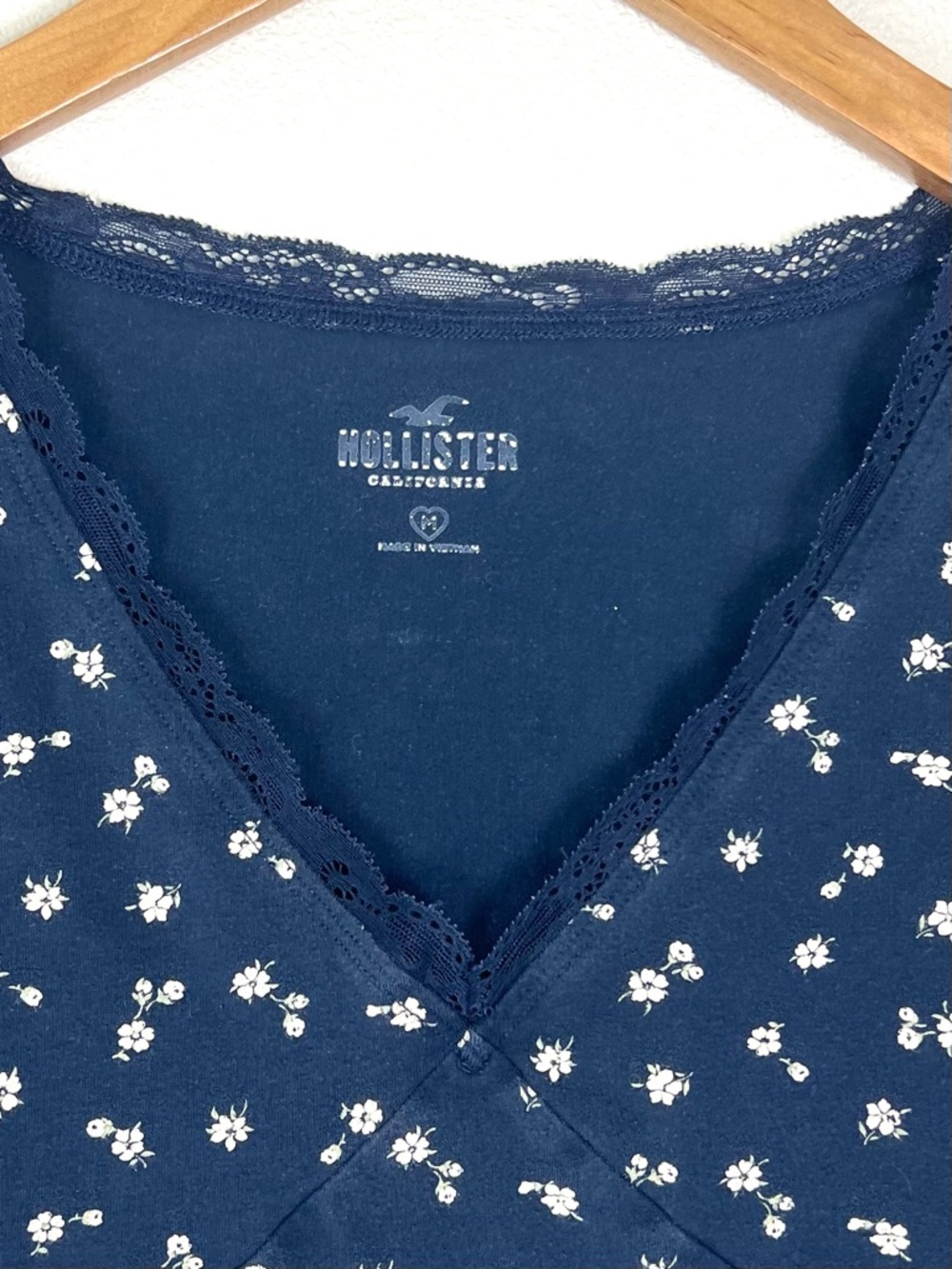 Hollister Navy Floral Lace-Trim V-Neck Crop Top Size Medium - Picture 2 of 4